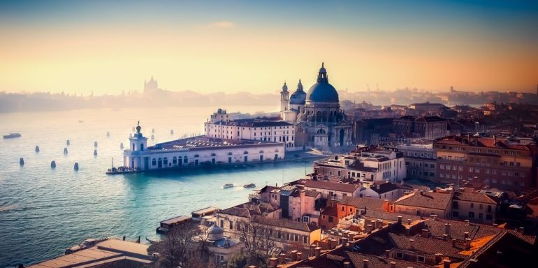 Reserve Venice flights with easy-to-use booking tools